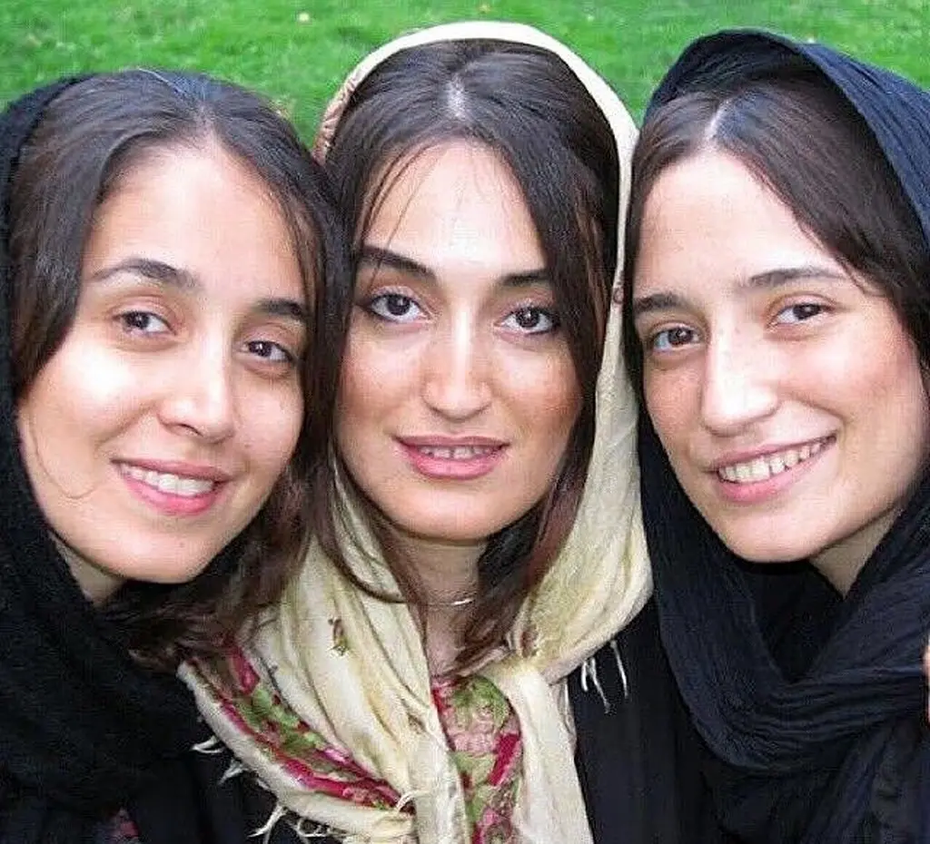 نگار در کنار دو خواهرش