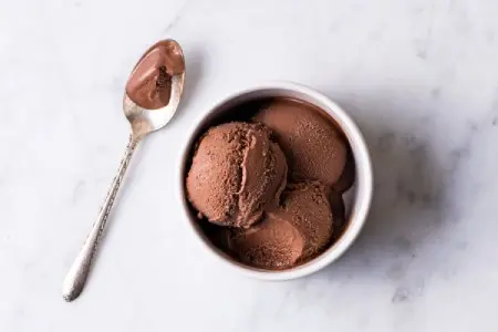 بستنی شکلاتی رژیمی