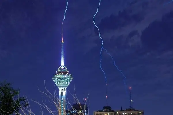 (ویدیو) برخورد ترسناک رعد و برق به برج میلاد تهران!