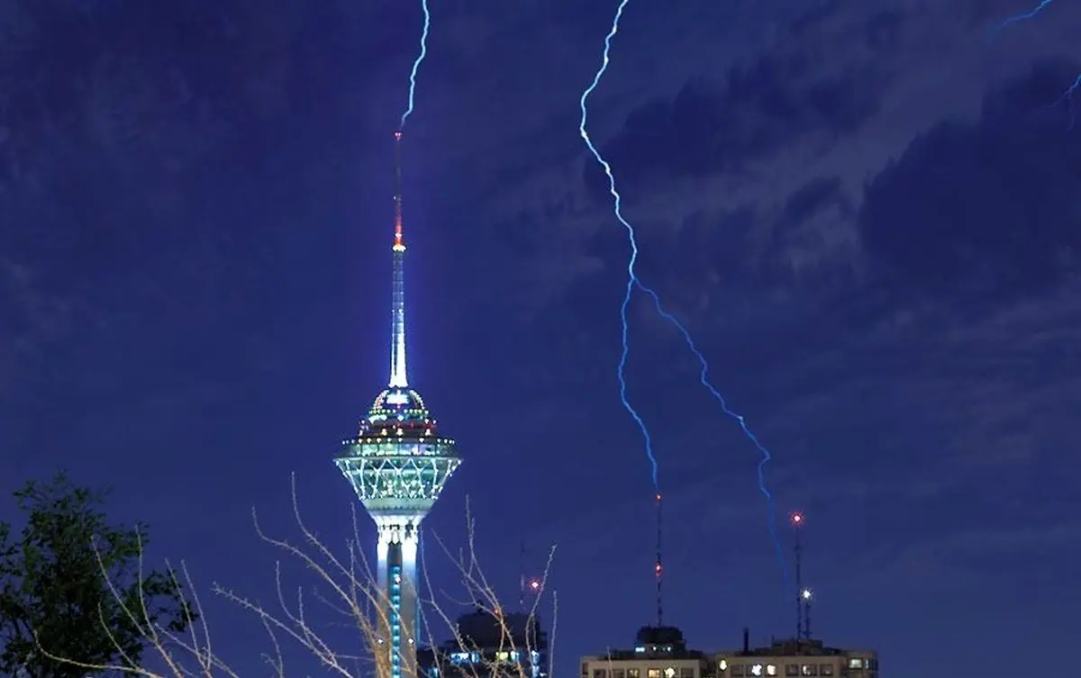 (ویدیو) برخورد ترسناک رعد و برق به برج میلاد تهران!