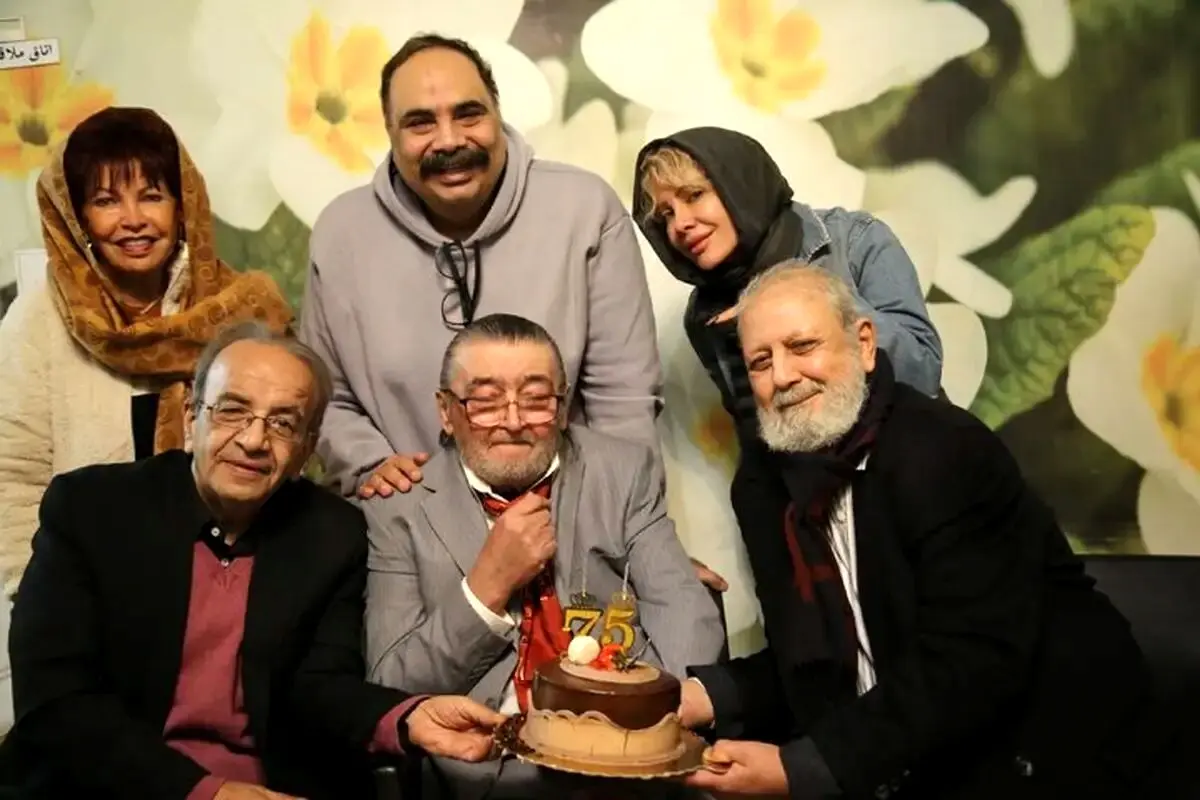جشن تولد رضا رویگری با حضور چهره های سینما در آسایشگاه سالمندان + ویدیو