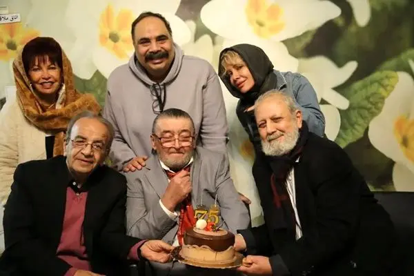 جشن تولد رضا رویگری با حضور چهره های سینما در آسایشگاه سالمندان + ویدیو