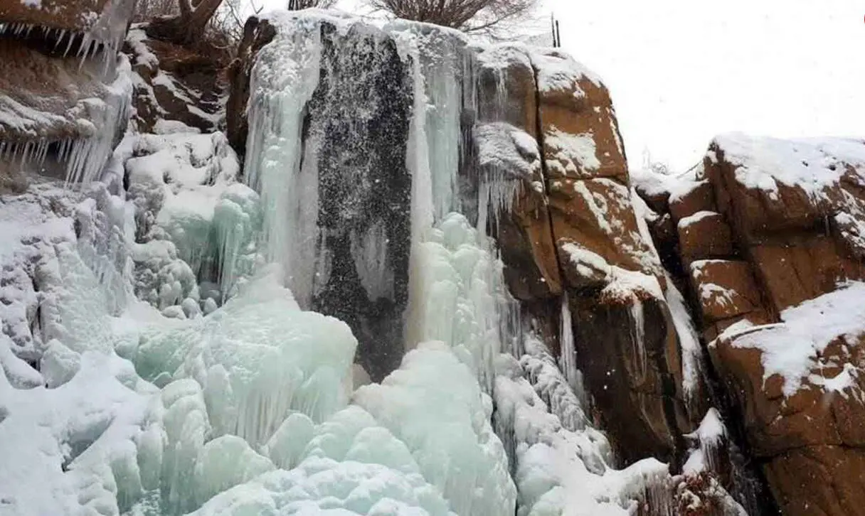 آبشارهای یخ زده ایران در زمستان ۱۴۰۱ | تصویر و فیلم آبشارهای یخ زده ایران