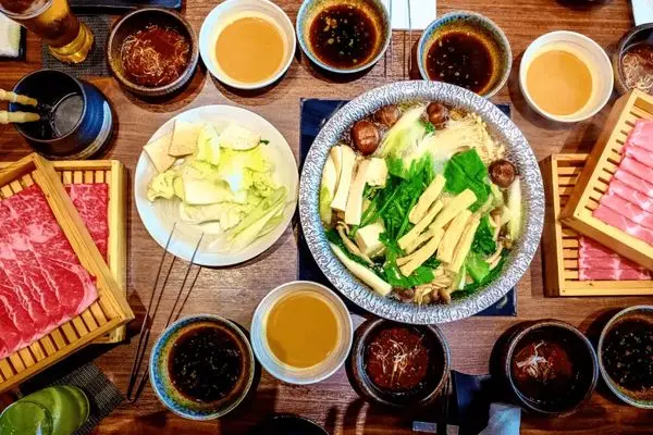 طرز تهیه سوکیاکی؛ معروف ترین غذای ژاپنی ها در خانه + مواد لازم و نکات 