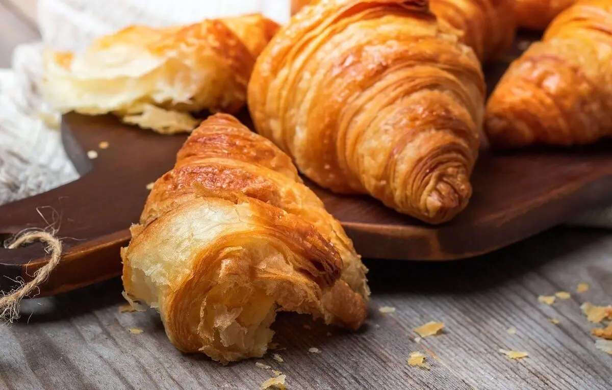 به بهانه روز کروسان، طرز تهیه کروسان ترد با 6 مدل مغز متفاوت رو اینجا یاد بگیر + طرز تهیه