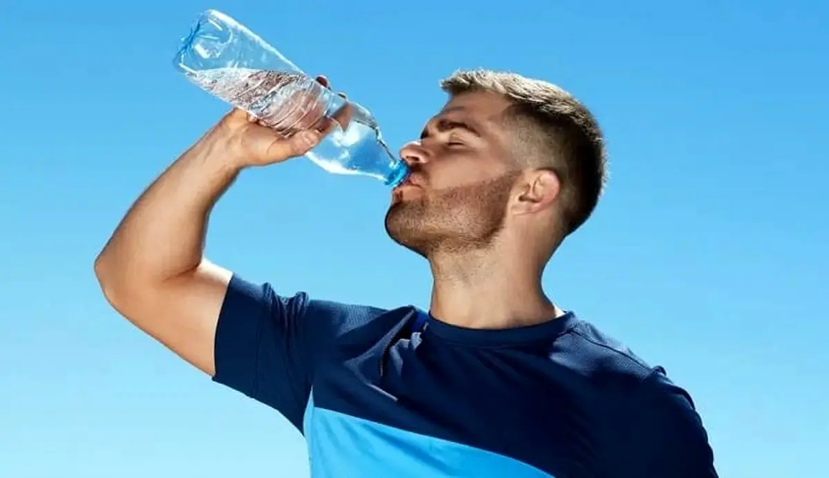 ۱۰ دلیل مهم برای اینکه ایستاده آب نخورید + عوارض ایستاده آب خوردن در گرما