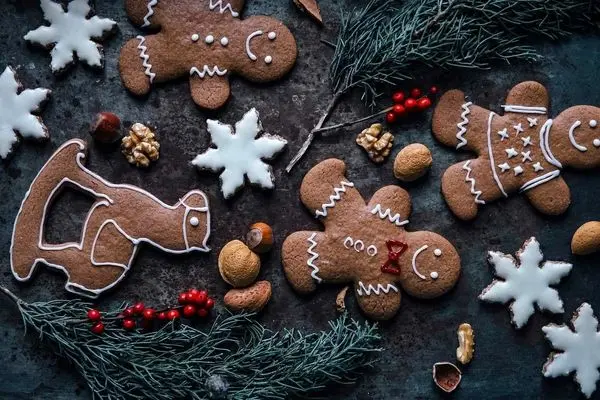 چطور کوکی زنجبیلی کریسمس درست کنیم؟ دستور آسان با نکات مهم و تزئینات جذاب