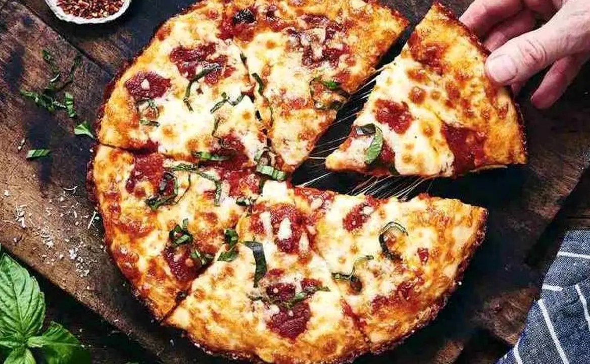پیتزا با نان لواش به 2 روش؛ برای وقتی که خمیر در دسترس نیس + ویدیو
