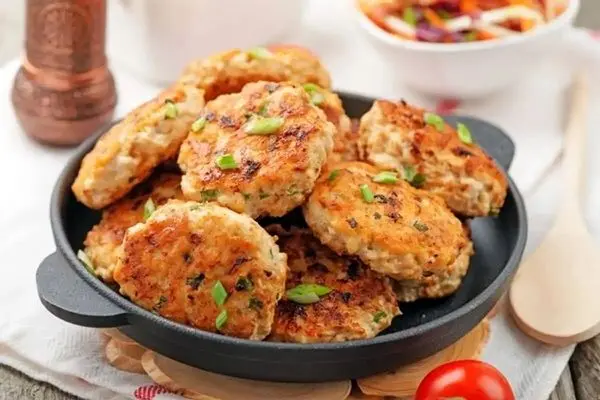 کوکوی مرغ به 4 روش؛ ترکیبی محشر با خیارشور و نان باگت + طرز تهیه