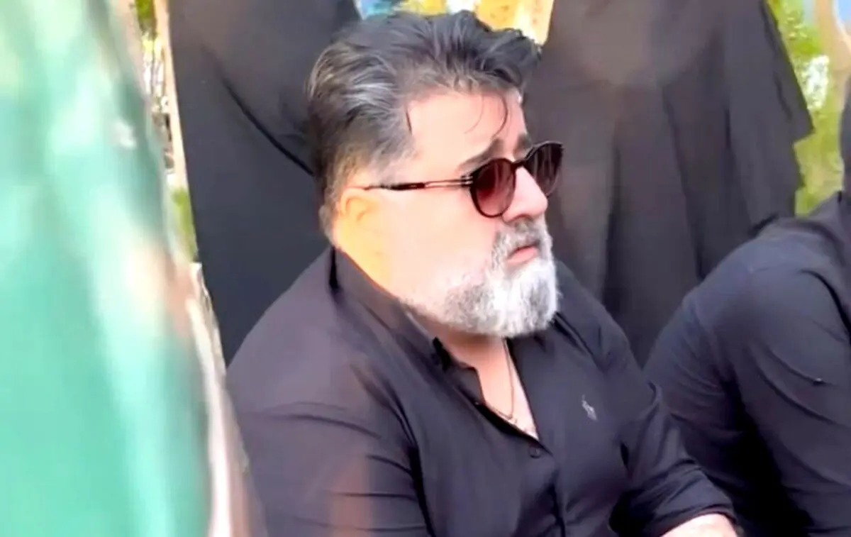 مهدی یغمایی آهنگ «وقتی نیستی» معین را بر مزار برادرش خواند!