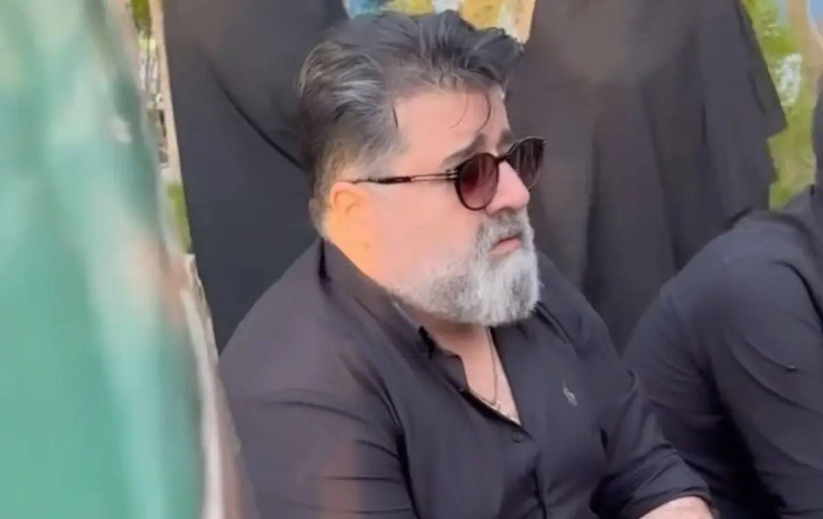 مهدی یغمایی آهنگ «وقتی نیستی» معین را بر مزار برادرش خواند!