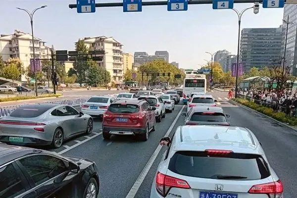 باردار شدن خودروها در چین به دلیل گرمای شدید!  