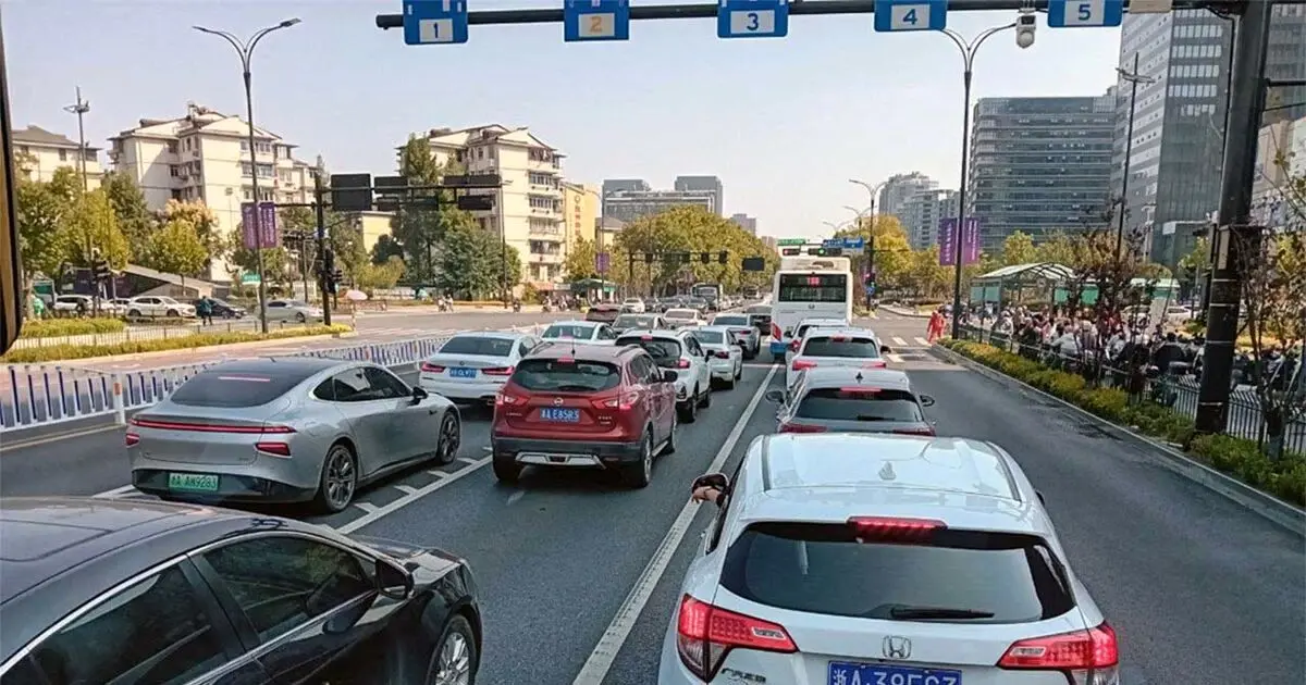 باردار شدن خودروها در چین به دلیل گرمای شدید!  