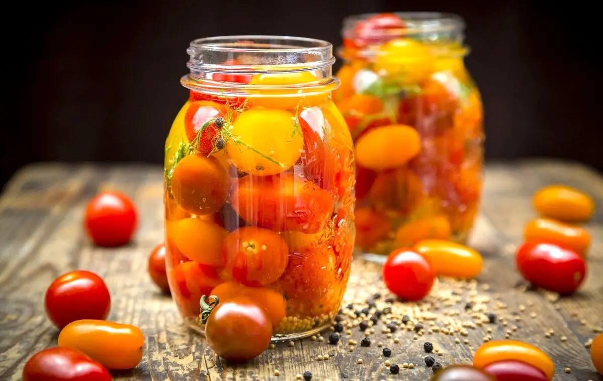 طرز تهیه ترشی گوجه گیلاسی خوشمزه و ترش به دو روش + فیلم
