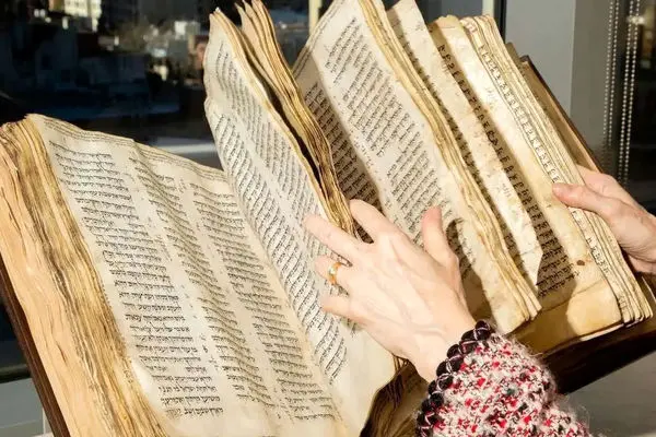 قدیمی ترین کتاب های موجود در جهان + عکس