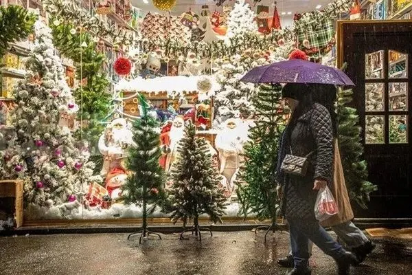 بابانوئل در قلب تهران؛ شب های متفاوت در خیابان میرزای شیرازی + ویدیو