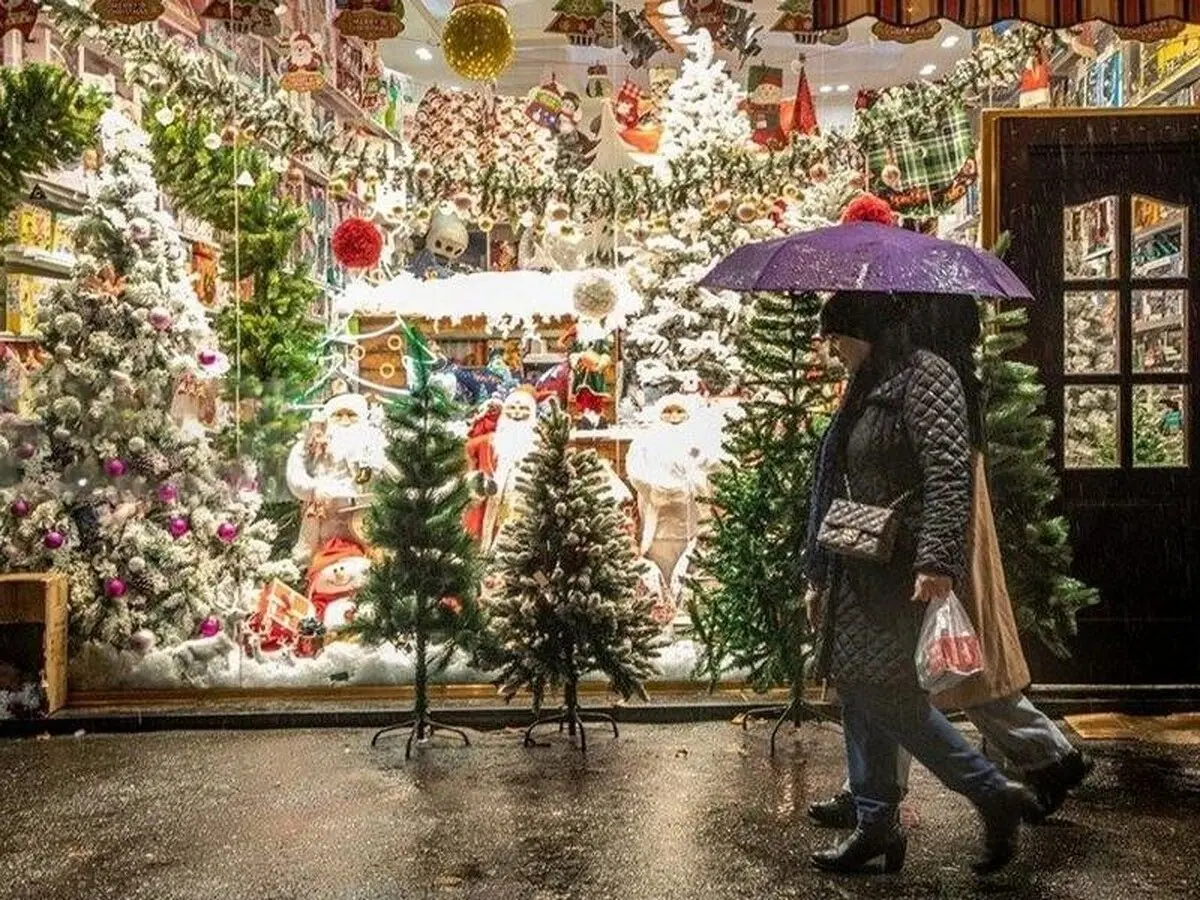 بابانوئل در قلب تهران؛ شب های متفاوت در خیابان میرزای شیرازی + ویدیو