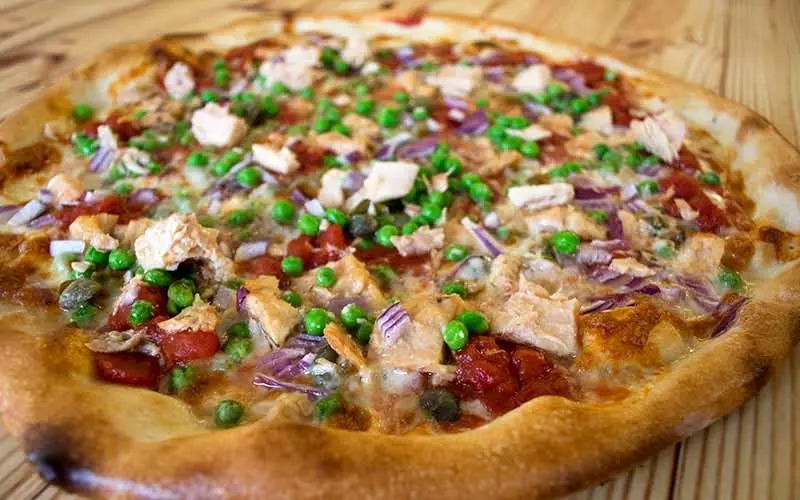 پیتزا نخود سبز؛ بهترین انتخاب برای گرفتن حال خواهر شوهر + طرز تهیه