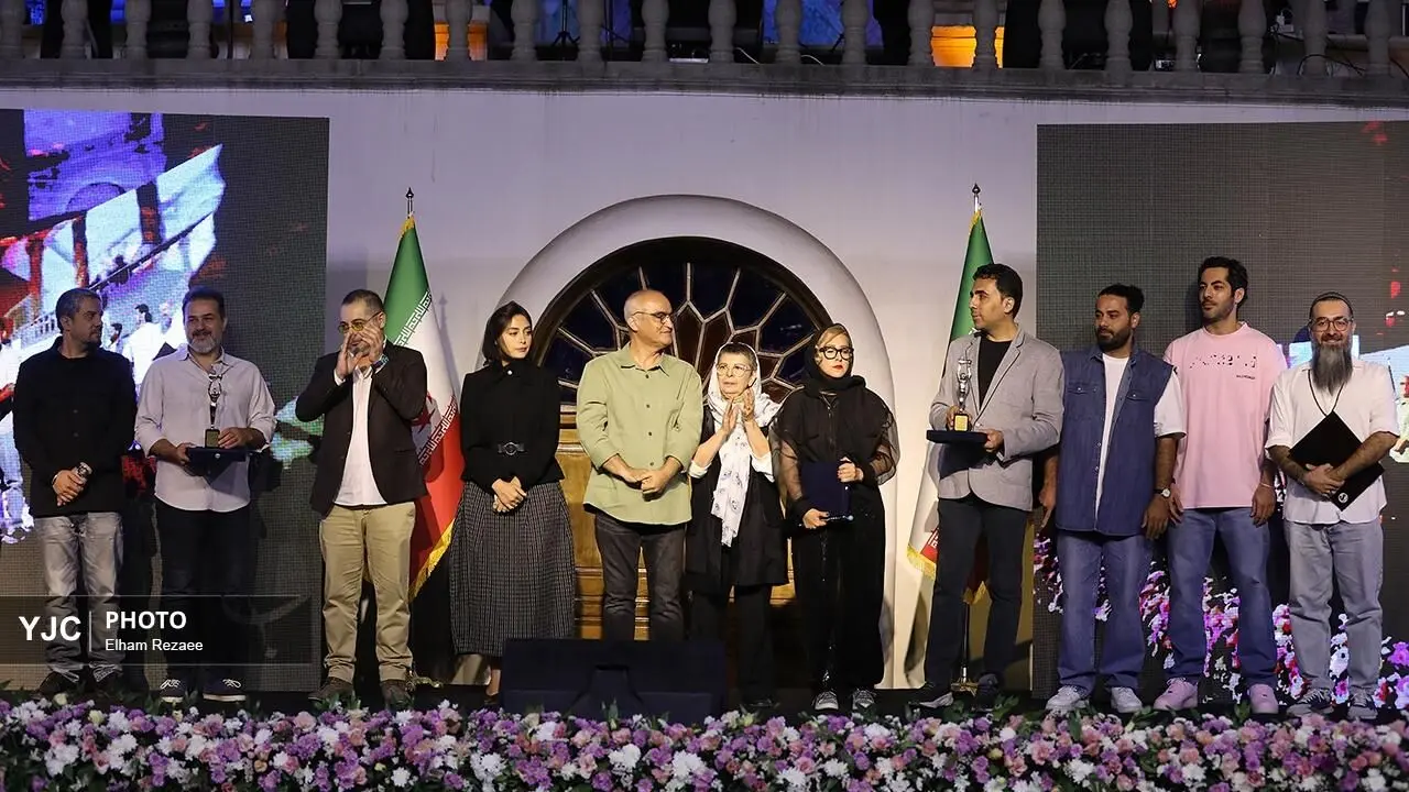 (ویدیو) تیپ و استایل بازیگران روی فرش قرمز جشن عکاسان سینما 1404