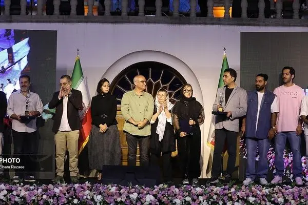 (ویدیو) تیپ و استایل بازیگران روی فرش قرمز جشن عکاسان سینما 1404
