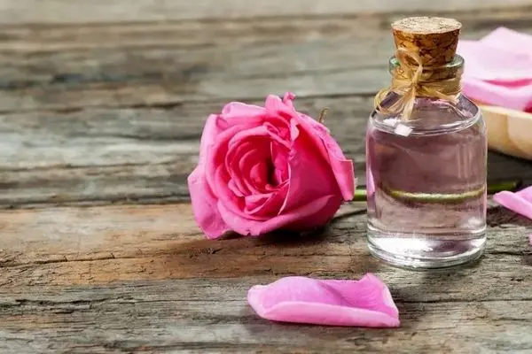 6 تا از مهمترین فواید گلاب برای پوست صورت + روش استفاده