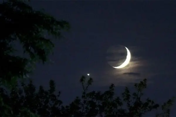 آسمان 16 آذر 1404؛ دیدار نزدیک ماه و مشتری و کشیدگی غربی تیر!