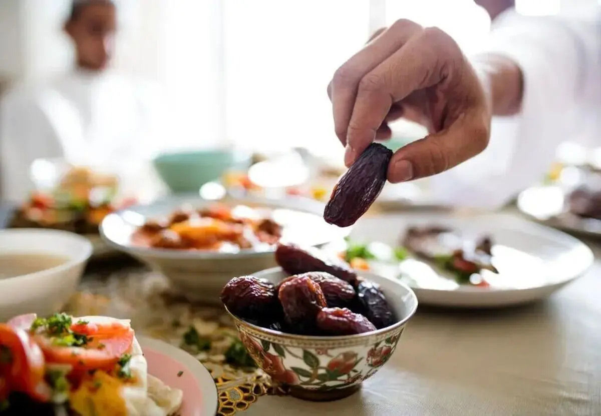 این غذاها رو در ماه رمضان بخور تا تشنه تر بشی! | توصیه هایی برای جلوگیری از تشنگی در ماه رمضان