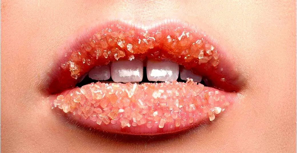 5 مدل اسکراب شکر خانگی برای لایه‌ برداری صورت، لب‌، دست و پا + روش تهیه 
