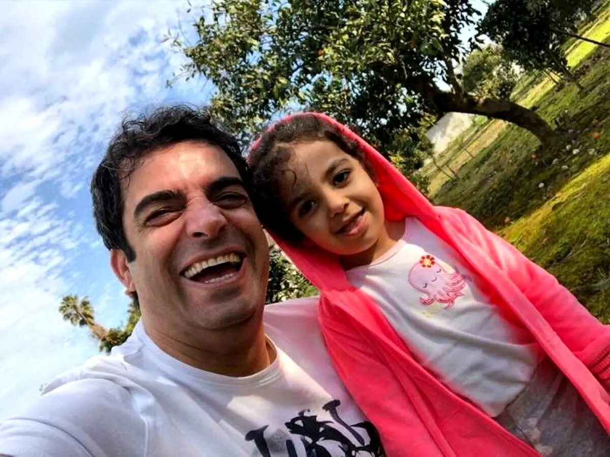 منوچهر هادی هم خواننده شد! | آهنگ عاشقانه منوچهر هادی برای دخترش + ویدیو