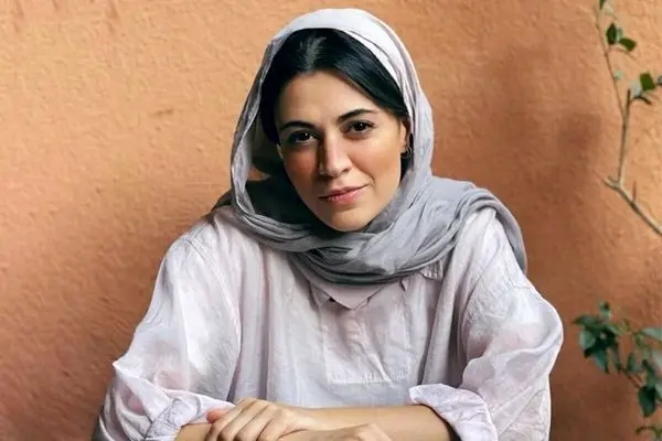ست کردن شومیز و شال با «شیدا خلیق»؛ زیباترین عروس این روزهای ایران