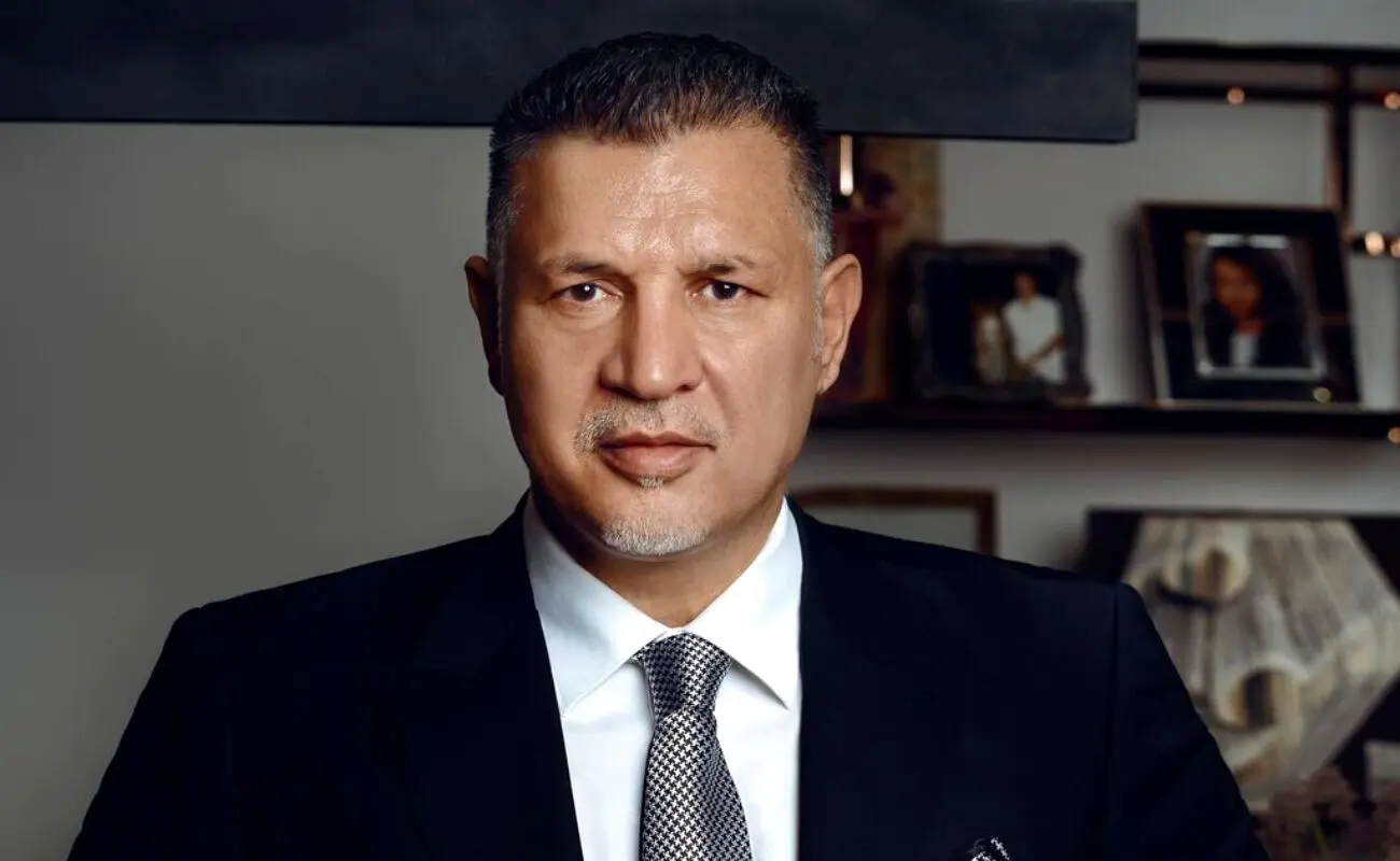 (ویدیو) برخورد جنجالی علی دایی با استاندار مشهد در رختکن!