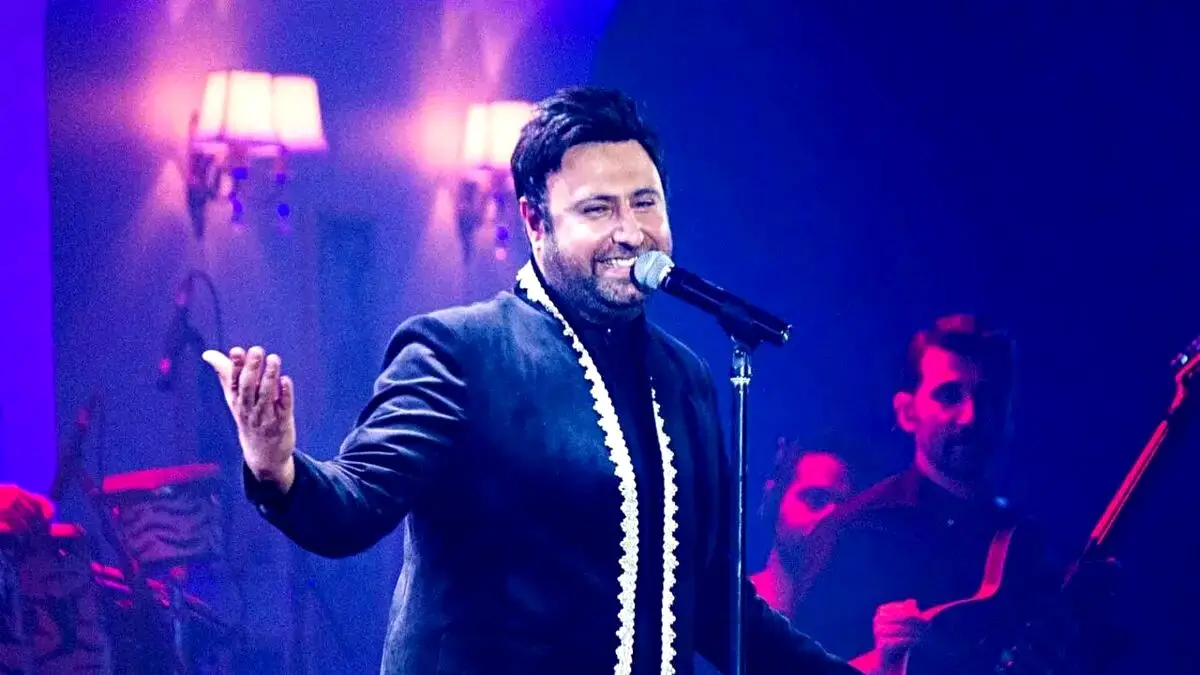 (ویدیو) لحظه احساسی حضور دختربچه کنار محمد علیزاده در کنسرت 