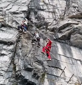 بلندترین نردبان معلق جهان در آسمان چین!