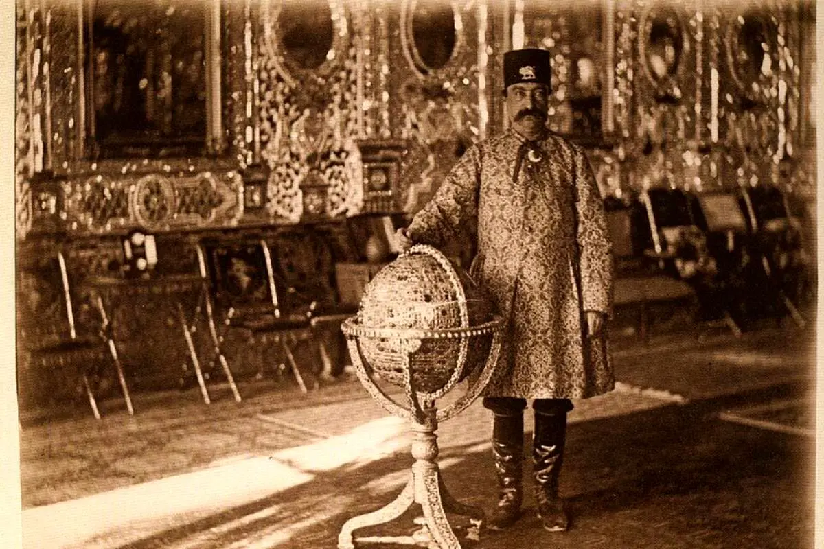 ناصرالدین_شاه_قاجار_در_کنار_کره_جواهرنشان