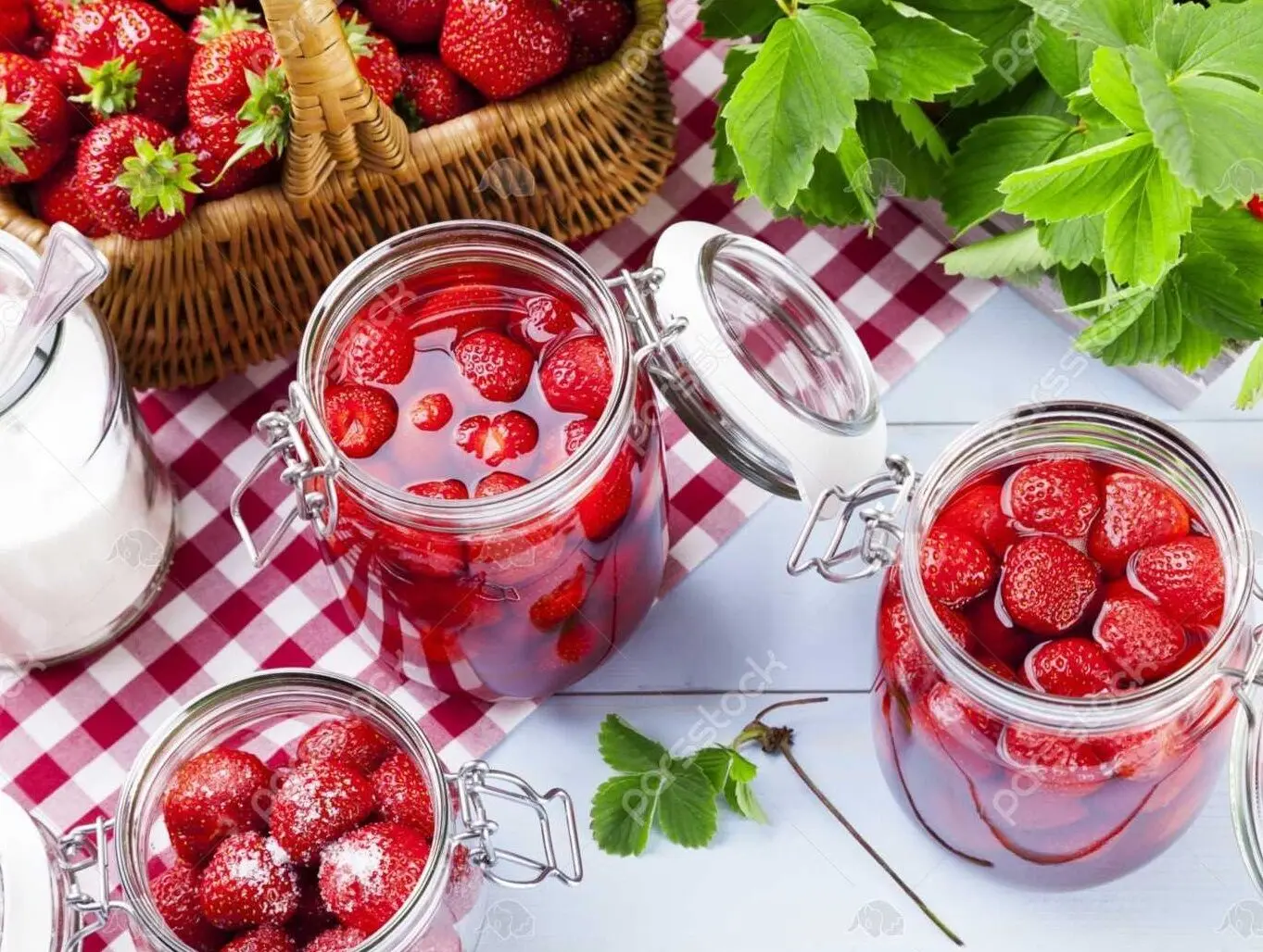 طرز تهیه کمپوت توت فرنگی خانگی؛ خوشمزه و ماندگار با طعم بی‌نظیر