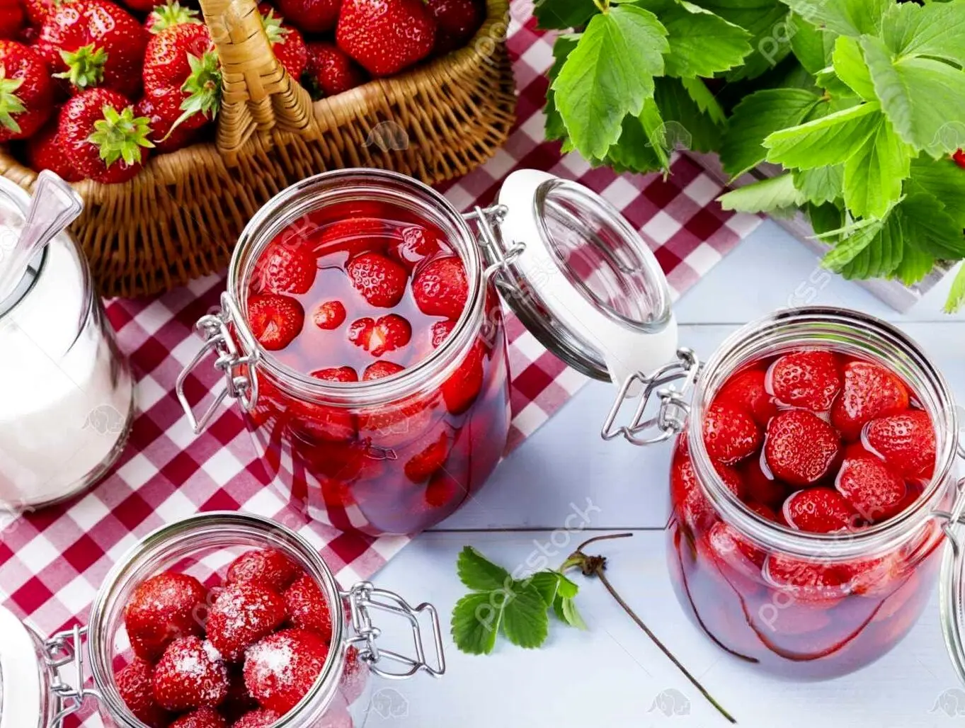 طرز تهیه کمپوت توت فرنگی خانگی؛ خوشمزه و ماندگار با طعم بی‌نظیر